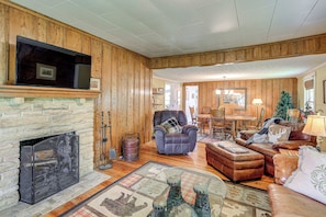Living Room | Free WiFi | Smart TV | Central A/C | Fireplace | 1st Floor