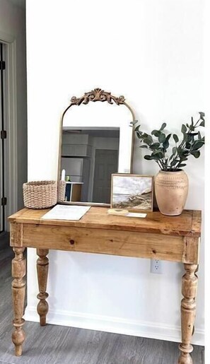Welcoming entry where you can settle in & connect easily with our WiFi porter. 