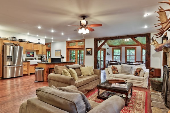 Bear Foot Lodge blends modern style with rustic charm. The open concept main level includes a chef's kitchen, a spacious dining area, and a cozy living room with a fireplace—perfect for après-ski relaxation.