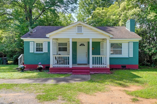 Charlotte Vacation Rental | 2BR | 1BA | 936 Sq Ft | 2 Steps to Enter