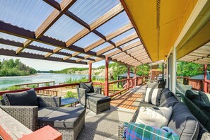 Deck | 2-Story Home