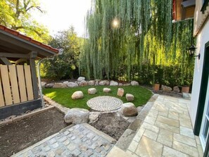 Garten mit Feuerstelle