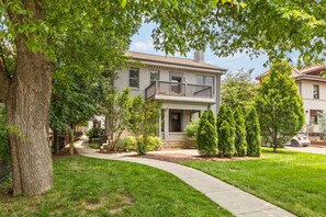 We live in one of Nashville's most charming areas, the Belmont / 12 South neighborhood.