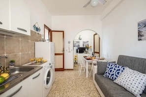 Autumn, Kitchen, Living Room, Spring, Summer