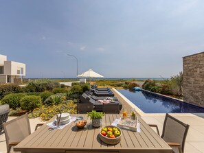 dining around the pool