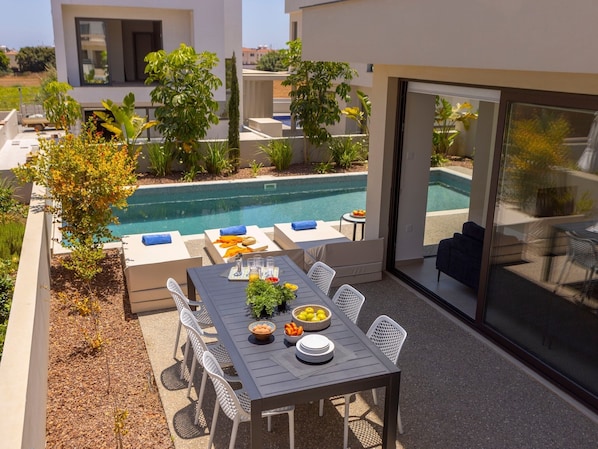 dining around the pool