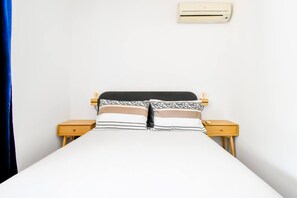 A peaceful second bedroom with a warm touch—ideal for solo travelers or kids in your group