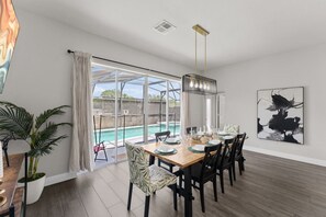 Dining Room for 8 guests with pool view#davenport #Orlando #disney #universal #citywalk #legoland #shortstay #longstay