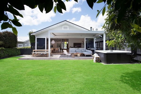 This home has the best that Central Auckland has to offer. A character property that has been given a complete refresh bringing it with the best of the 21st Centuries. Landscaped with a private oasis hidden from the street, and a spa pool for 4.