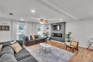 Home Decor, Indoors, Building, Furniture, Living Room