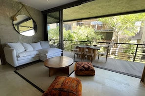 Seating area,Coffee / tea facilities,Area and facilities,Natural landscape,Patio,Living Room,Garden view