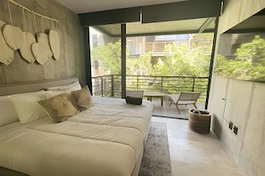 On site,Seating area,Coffee / tea facilities,Area and facilities,Bed,Day,Bedroom,Photo of the whole room,Guests,TV and multimedia,Garden view