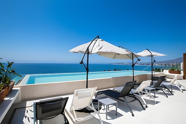 On site,Off site,Seating area,Coffee / tea facilities,Area and facilities,Entertainment,Balcony / Terrace,Time of day,Garden,Natural landscape,Patio,Swimming pool,Living Room,Location,View(from property / room),Garden view,Bird's eye view
