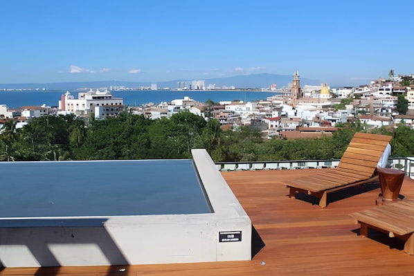 On site,Off site,Seating area,Coffee / tea facilities,Area and facilities,Balcony / Terrace,Hot Tub,Time of day,Patio,Nearby landmark,Location,View(from property / room),City view,Landmark view,Bird's eye view