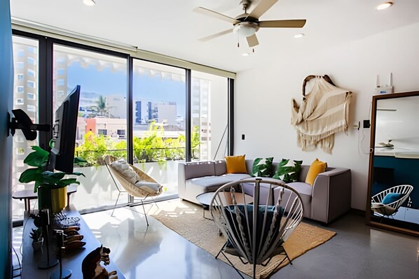 On site,Seating area,Coffee / tea facilities,Area and facilities,Decorative detail,Living Room,TV and multimedia,Location,View(from property / room),City view,Bird's eye view