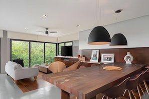 On site,Seating area,Coffee / tea facilities,Area and facilities,Decorative detail,Living Room,TV and multimedia,Location,View(from property / room)