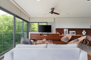 On site,Seating area,Coffee / tea facilities,Area and facilities,Decorative detail,Living Room,TV and multimedia,Location,View(from property / room)