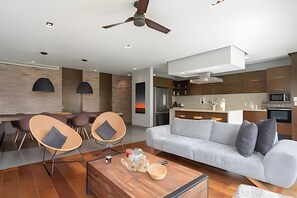 On site,Seating area,Coffee / tea facilities,Area and facilities,Decorative detail,Living Room,Location,View(from property / room)