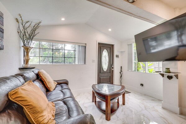 Hollywood Vacation Rental | 2BR | 1BA | 1,000 Sq Ft | Small Step Required