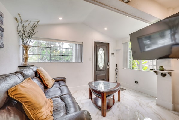 Hollywood Vacation Rental | 2BR | 1BA | 1,000 Sq Ft | Small Step Required