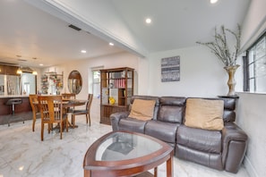 Living Room | Free WiFi | Smart TV