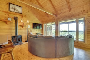 Living Room | Free WiFi | Smart TV | Electric Fireplace