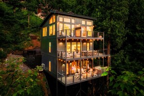 This cabin has 3 decks full of entertainment!