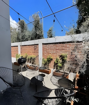On site,Off site,Seating area,Coffee / tea facilities,Area and facilities,Decorative detail,Balcony / Terrace,Garden,BBQ facilities,Patio,Living Room,Location,View(from property / room),Garden view