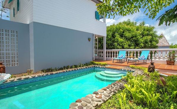Private mini-pool