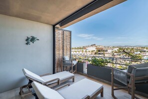 Terraza privada con sillass de exterior 