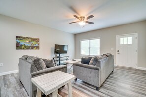 Living Room | Free WiFi | Smart TV | Central A/C