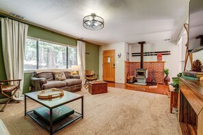 Living Room | Free WiFi | Central Heating | Portable Fans