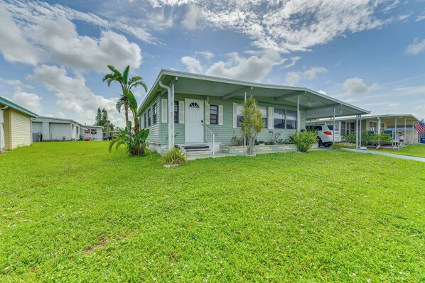 Ellenton Vacation Rental | 2BR | 2BA | 3 Steps to Enter | 1,300 Sq Ft