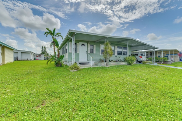 Ellenton Vacation Rental | 2BR | 2BA | 3 Steps to Enter | 1,300 Sq Ft