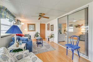 Front Living Area | Smart TV w/ Cable