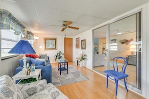 Front Living Area | Smart TV w/ Cable