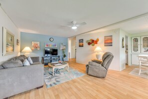 Main Living Area | Smart TV w/ Cable