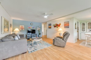 Main Living Area | Smart TV w/ Cable