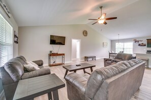 Living Room | Free WiFi | Smart TV | Central A/C