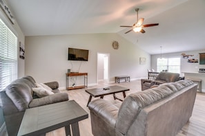 Living Room | Free WiFi | Smart TV | Central A/C
