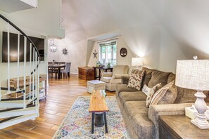 Living Room | 1st Floor | Queen Sleeper Sofa | Smart TV | Free WiFi