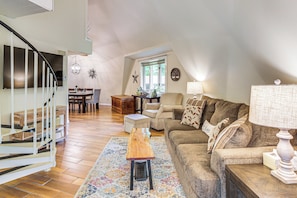 Living Room | 1st Floor | Queen Sleeper Sofa | Smart TV | Free WiFi