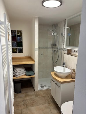 Ferienwohnung Thymian, 26qm, 1 Schlafzimmer mit Terrasse-Badezimmer mit Dusche & WC