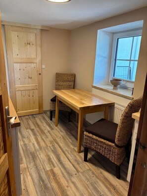 Ferienwohnung Thymian, 26qm, 1 Schlafzimmer mit Terrasse-Essbereich in der Küche