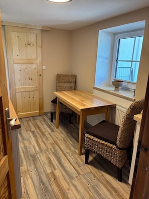 Ferienwohnung Thymian, 26qm, 1 Schlafzimmer mit Terrasse-Essbereich in der Küche