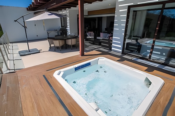 On site,Off site,Seating area,Area and facilities,Balcony / Terrace,Hot Tub,Time of day,Patio,Location,View(from property / room)