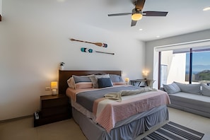 On site,Off site,Seating area,Coffee / tea facilities,Area and facilities,Bed,Decorative detail,Photo of the whole room,Location,View(from property / room)