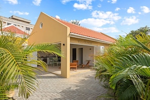 Villa Blenchi features folding shutters, an open-plan kitchen, and spacious terraces surrounded by tropical greenery. Seamless indoor-outdoor living makes it ideal for relaxing in Curaçao’s warm island breeze.