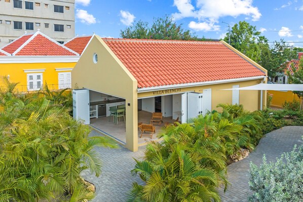 Villa Blenchi sits right beside the lush tropical garden at Villa Grandi’s boutique resort in Otrobanda.