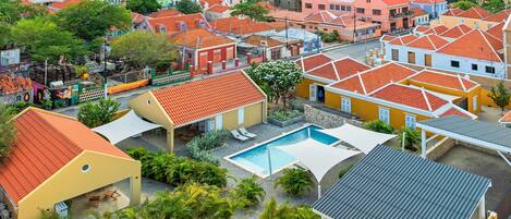Discover this hidden oasis: Villa Grandi offers a tropical courtyard garden, saltwater pool, and three distinct accommodations — the historic city villa, Villa Awa, and Villa Blenchi — peacefully nestled in vibrant Otrobanda